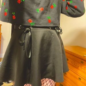 Black Long Sleeve Rose Detailed Crop Top